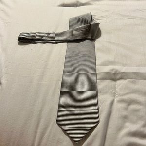 Bacharach silver/black 100% silk tie